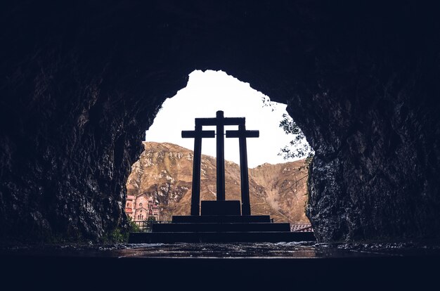 Niski kąt ujęcia kamiennych krzyży w sanktuarium w Covadonga, Covadonga, Hiszpania