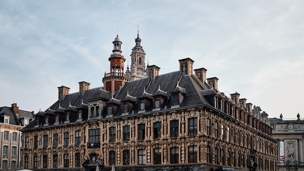 Niski kąt ujęcia słynnego Vieille Bourse w Lille we Francji