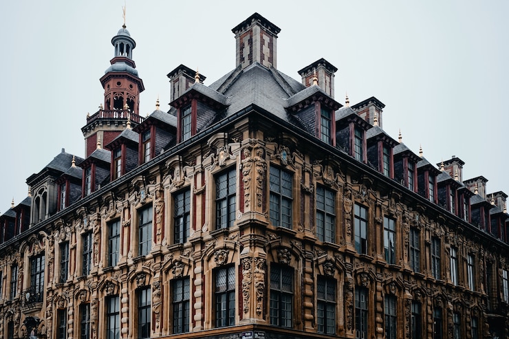 Bezpłatny plik Zdjęcie niski kąt ujęcia słynnego vieille bourse w lille we francji