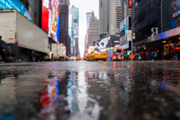 Niski kąt ujęcia Times Square w Nowym Jorku, USA
