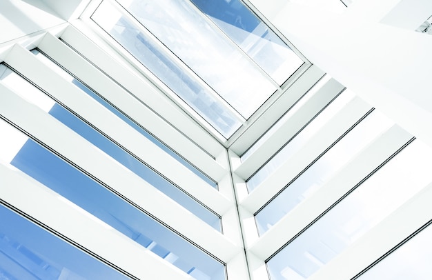Niski kąt ujęcie wnętrza nowoczesnego budynku z prostokątnymi szklanymi oknami