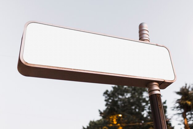 Niski kąt widoku pustego billboardu z reklamą