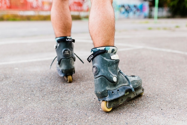 Bezpłatne zdjęcie niski przekrój widzenia rollerskating stóp człowieka w skate parku