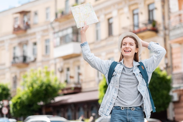 Niski widok podróżnik z mapą