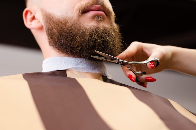 Bezpłatne zdjęcie niski widok profesjonalny fryzjer robotnik robi swoją pracę