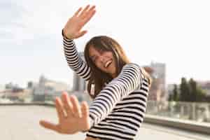 Bezpłatne zdjęcie niskiego kąta smiley kobieta ma zabawę podczas gdy pozujący