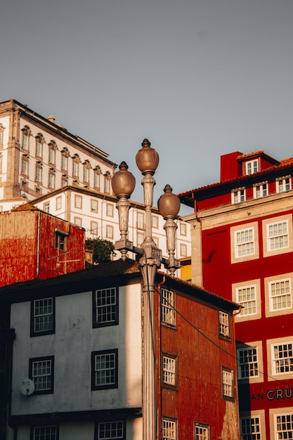 Niskiego kąta strzał piękni czerwoni wieżowowie w Porto, Portugalia