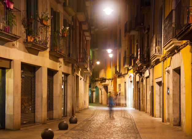nocna ulica widok z Girony