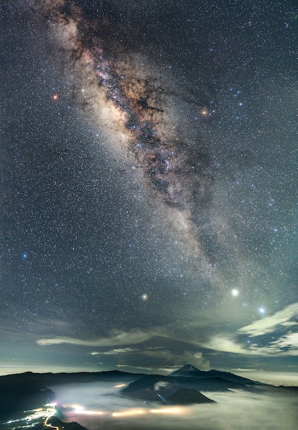 Nocny krajobraz górski i galaktyka Drogi Mlecznej