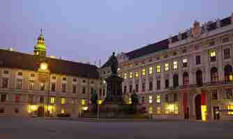 Bezpłatne zdjęcie nocny widok hofburg palace. wiedeń