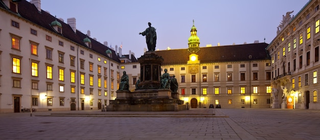 Bezpłatne zdjęcie nocny widok hofburg palace. wiedeń