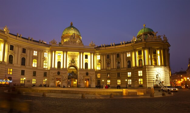 Nocny widok Hofburg Palace. Wiedeń