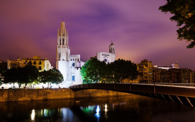 nocny widok na Girona - kościół Sant Feliu i katedry