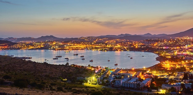 Nocny widok na zatokę i panoramę miasta Bodrum