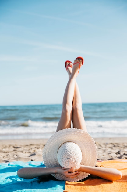 Bezpłatne zdjęcie nogi kobiety na plaży