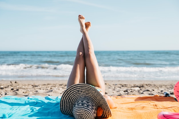 Bezpłatne zdjęcie nogi kobiety na plaży