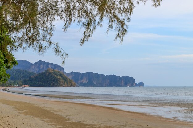 Noppharat Thara Beach w pobliżu Railay podczas zachodu słońca Krabi Tajlandia