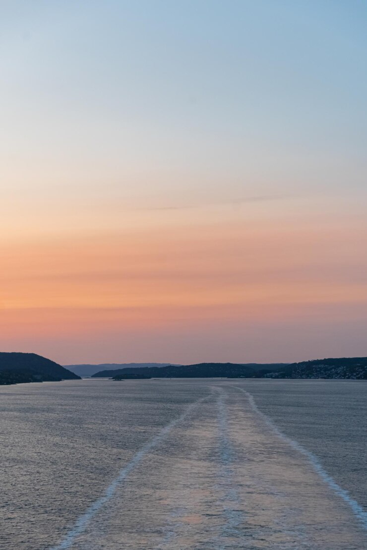 Bezpłatny plik Zdjęcie norweskie góry wieczorem