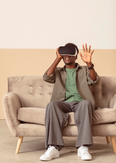 Noszenie zestawu słuchawkowego do wirtualnej rzeczywistości i siedzenie na kanapie