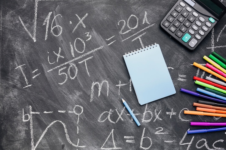 Bezpłatny plik Zdjęcie notatnik i kalkulator z filcowymi piórami układającymi na pisać chalkboard