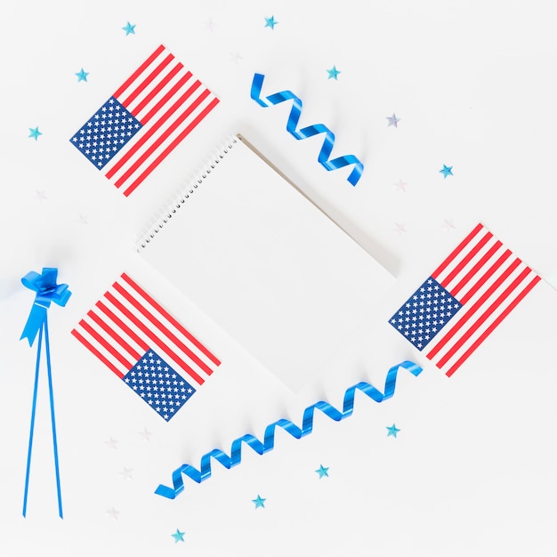 Bezpłatne zdjęcie notatnik małe amerykańskie flagi i świąteczna dekoracja