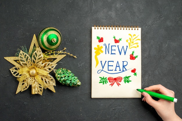 Bezpłatne zdjęcie notatnik z widokiem z góry z napisem i dekoracją noworoczną