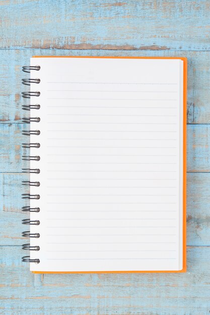 Notebook na niebieski tabeli drewna