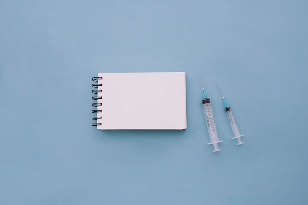 Notebook poziomy ze strzykawkami