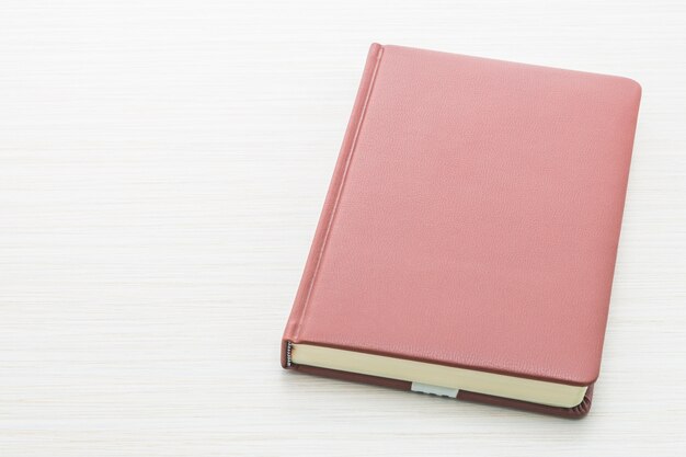 Notebook z czerwoną okładką