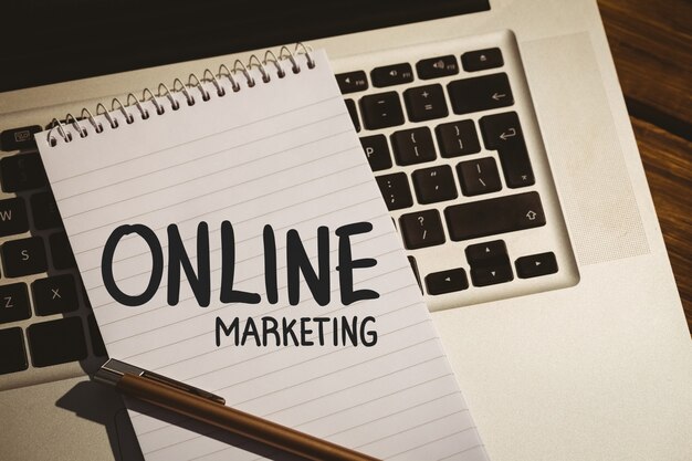 Notebook z napisem &quot;marketing online&quot;