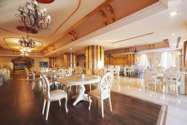 Nowa i czysta luksusowa restauracja w europejskim stylu. Amara Dolce Vita Luxury Hotel. Ośrodek wczasowy. Tekirova-Kemer. indyk