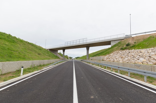 Bezpłatne zdjęcie nowa niedawno wybudowana autostrada w dzielnicy brcko w bośni i hercegowinie