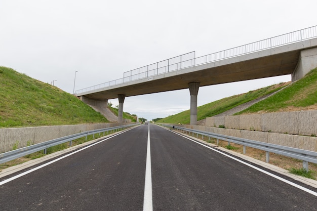 Nowa niedawno wybudowana autostrada w dzielnicy Brcko w Bośni i Hercegowinie