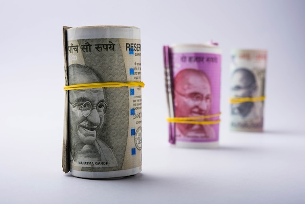 Nowa rolka lub pakiet rupii indyjskich, selektywne skupienie
