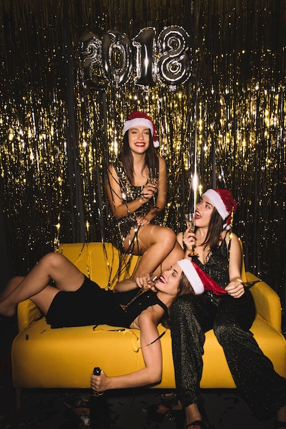 Nowego Roku celebracji z trzech dziewczyn na kanapie
