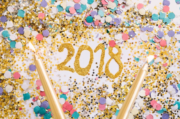 Nowego roku tło z kolorowymi confetti