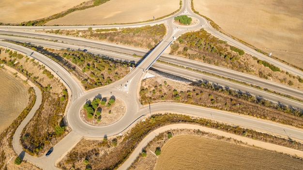 Bezpłatne zdjęcie nowoczesna autostrada zajęta przez drona