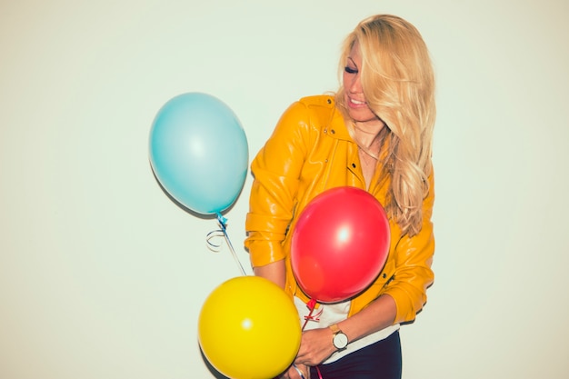 Nowoczesna blondynka z balonów i Zabawna stwarzają