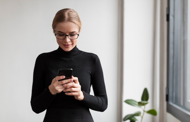 Nowoczesna kobieta za pomocą telefonu komórkowego