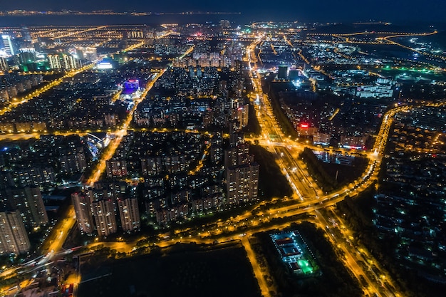 Bezpłatne zdjęcie nowoczesna panorama miasta widok nocny