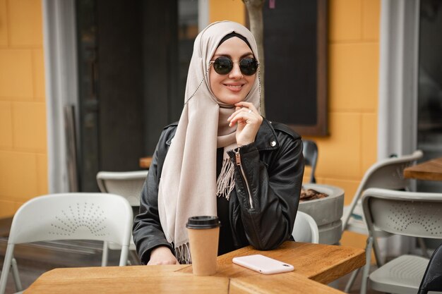 Nowoczesna stylowa muzułmanka w hidżabie na ulicy miasta
