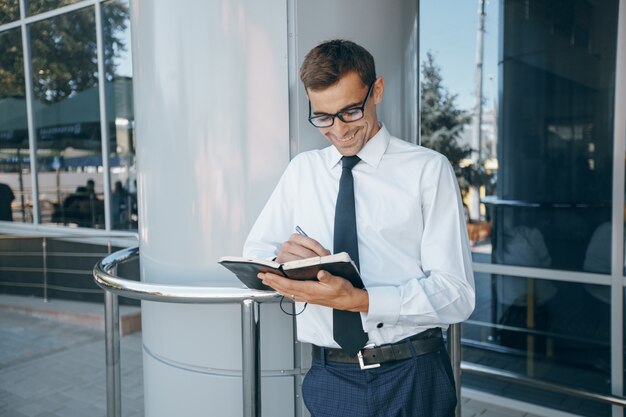 Nowoczesne miejsce pracy korporacyjnej przystojny notebook