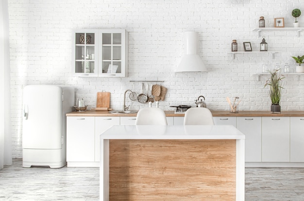 Nowoczesne stylowe wnętrze kuchni skandynawskiej z akcesoriami kuchennymi. Jasna biała kuchnia z artykułami gospodarstwa domowego.