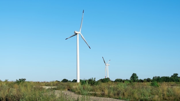 Nowoczesne turbiny wiatrowe na tle błękitnego nieba