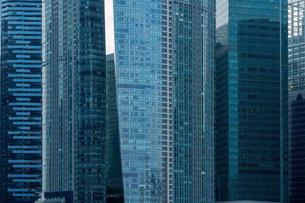 Nowoczesne wieżowce pokryte niebieskimi oknami w centralnej dzielnicy biznesowej Singapuru