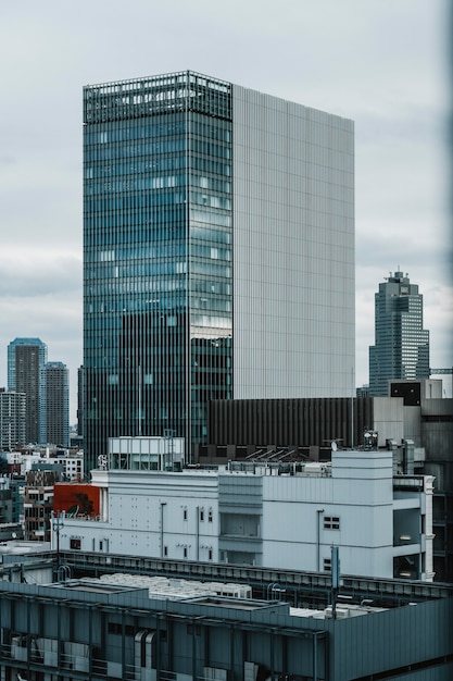 Bezpłatne zdjęcie nowoczesne wieżowce w dzielnicy biznesowej japonii