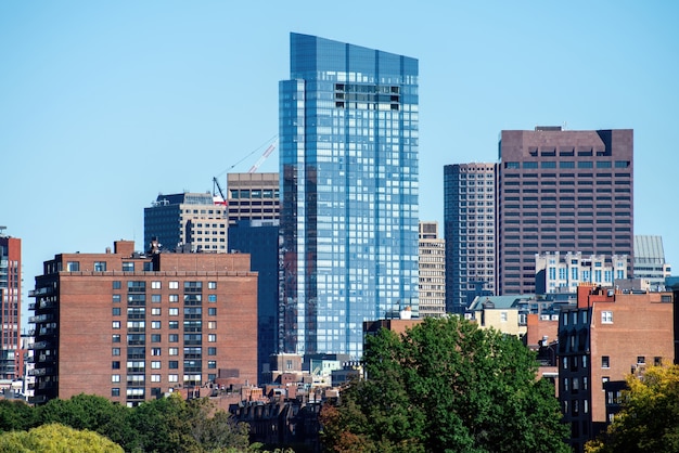 Nowoczesne wieżowce ze szklaną fasadą w Bostonie