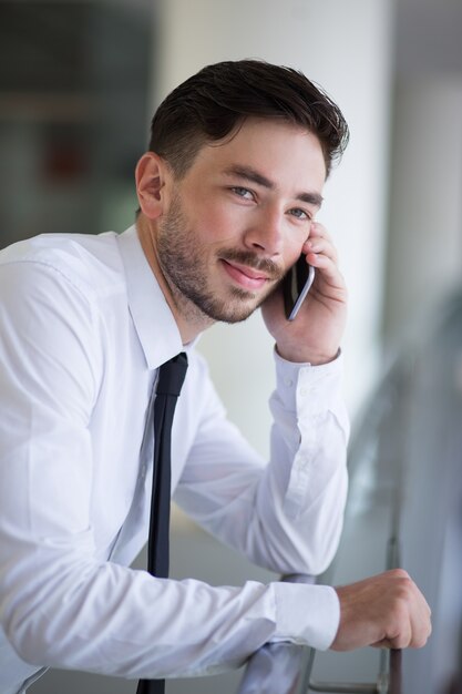 Nowoczesny biznesmen rozmawia przez telefon