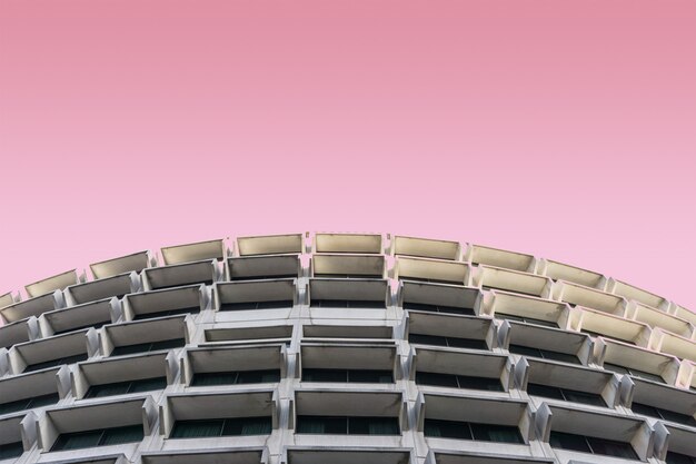 nowoczesny budynek na różowym tle