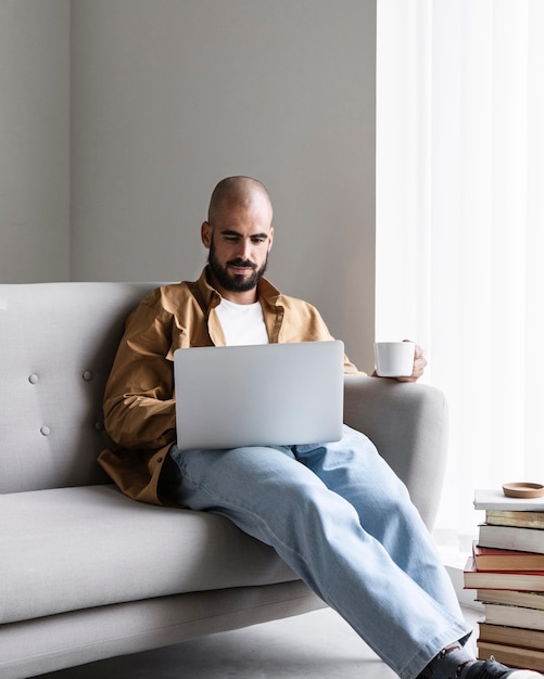 Bezpłatne zdjęcie nowoczesny człowiek posiadający laptopa